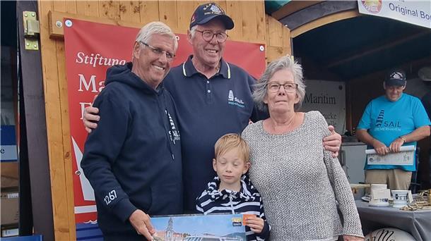 Glückliche Gewinner (von links): Rüdiger Pallentin übergibt den Hauptpreis an Heino Brockhage, Enkel Nisse (5) und Karin Brockhage.