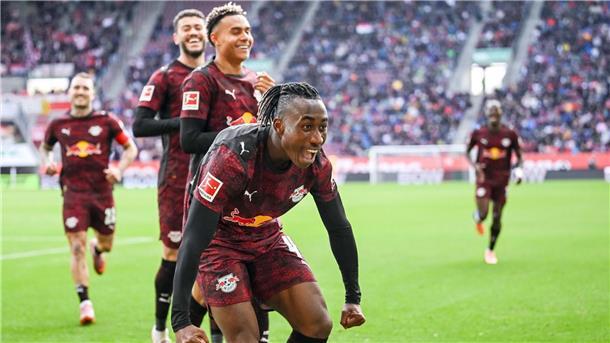 „Wir können es“: Wagner zweifelt nicht nach 0:6-Lehrstunde Glückliche Leipziger, vorne 1:0-Schütze Yan Diomande, jubeln in Augsburg.