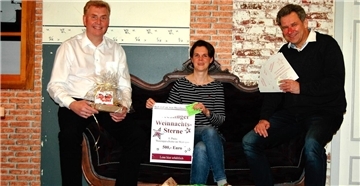 Glücksfee Anja Eggers, Schriftführerin der Heimat- und Fördergemeinschaft, eingerahmt von Schatzmeister Dirk Ehlen (rechts) und Andreas Bellmann, Kundenberater der Zevener Volksbank. 