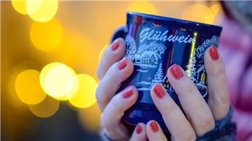 Glühwein gehört zu einem Weihnachtsbasar wie der Kranz mit Kerzen zum Advent, so auch in Rhade.
