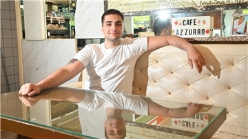 Gökhan Akkamis hält sich gerne im Eiscafé Azzuro an der Hafenstraße auf. 