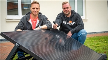 Geschäftsleute  Göran Packwitz und Timo Herrmann mit Solaranlage