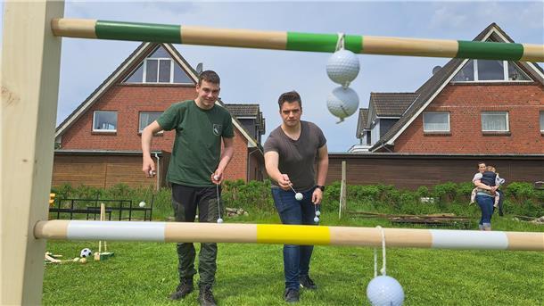 Golf mal anders: Beim Leitergolf müssen zwei zusammengebundene auf Stangen gewor...