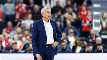 Gordon Herbert sieht eine schwache erste Hälfte seiner Bayern in Belgrad.