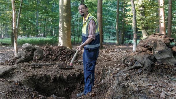 Panne: Soldaten errichten Stellung auf Grabhügel Grabungsleiter Christoph Unglaub sagt, das Denkmal sei zum Teil zerstört worden.