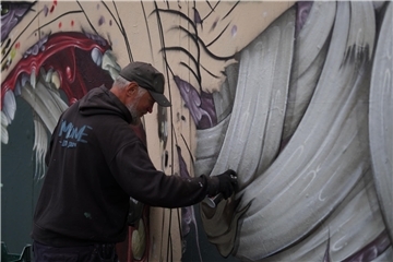 Graffitikünstler bei der Arbeit.