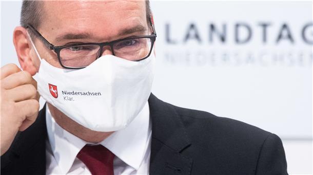 Grant Hendrik Tonne (SPD), Kultusminister in Niedersachsen, hat am Tag nach der Verschärfung des Lockdowns einiges zu erklären, wie es an den Schulen in Niedersachsen weitergeht.