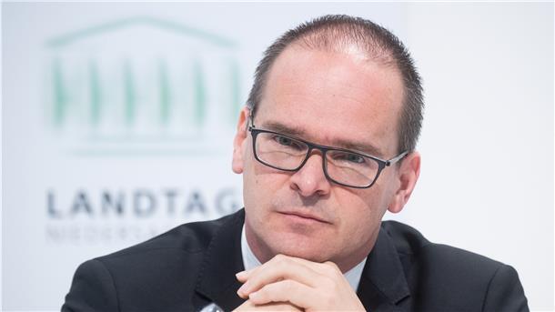Grant Hendrik Tonne (SPD), Kultusminister Niedersachsen, gibt in der Landespressekonferenz Auskunft über die Verlängerung des Teil-Lockdowns zur Eindämmung der Corona-Infektionszahlen.