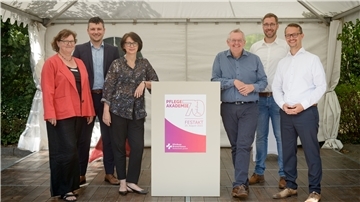 Gratulanten zum 70-jährigen Bestehen der Pflegeakademie Seestadt Bremerhaven: U. a. Gesundheitssenatorin Claudia Bernhard und Bürgermeister und Aufsichtsratsvorsitzender des Klinikums, Torsten Neuhoff.