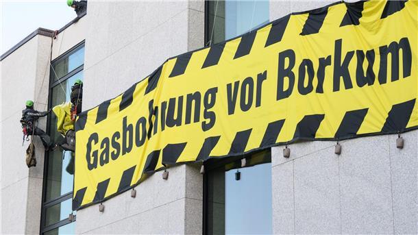 CDU dringt auf höhere Sicherheit rund um den Landtag Greenpeace-Aktivisten waren 2023 auf das Landtagsdach gelangt und hatten Banner angebracht, um gegen Erdgas-Bohrungen vor Borkum zu protestieren. (Archivbild)