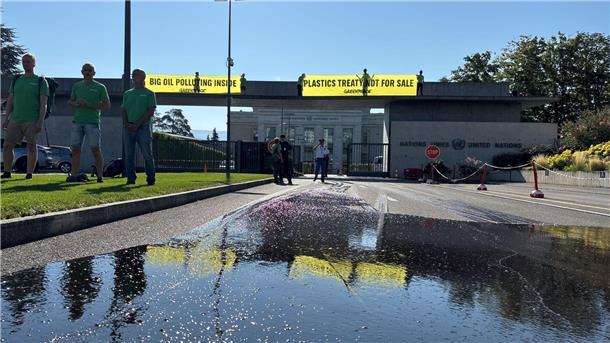 Einigung gescheitert: Vorerst kein UN-Plastikmüll-Abkommen Greenpeace protestierte in Genf gegen den Einfluss der Öllobby auf die Verhandlungen. (Archiv)