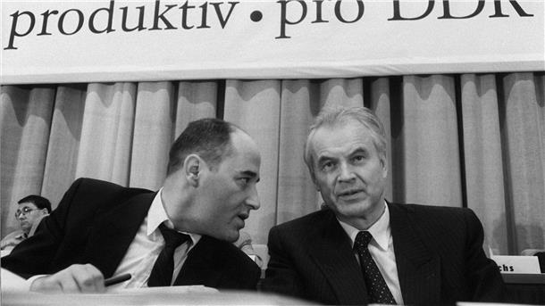 Hans Modrow gestorben - Letzter SED-Regierungschef der DDR Gregor Gysi (l), damals Parteivorsitzender der PDS, spricht auf einem Parteitag mit Hans Mordow, damals Vorsitzender des DDR-Ministerrates.
