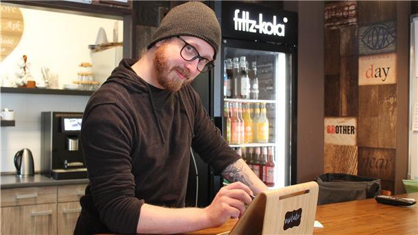 Längerer Lockdown: Geschäftsleute sind enttäuscht Gregor Lewicki vom Bremerhavener Restaurant Motato hofft, dass die von der Politik versprochenen Überbrückungshilfen nun schnell fließen.