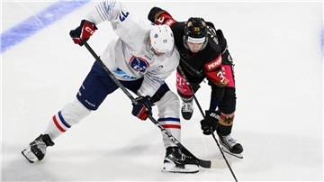 Eishockeyspieler im Zweikampf