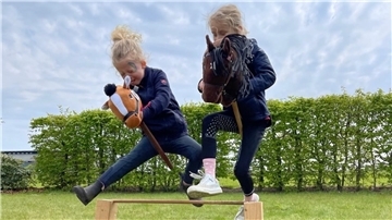 Greta Brüning und Lilith Plöger beim Sprung mit ihrem Hobby Horse.