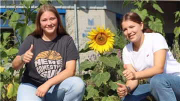Greta Kaiser (links) und Felicitas Zerbe gehören zu einem Schülerteam, das an der KGS Tarmstedt einen Spendenlauf organisiert.