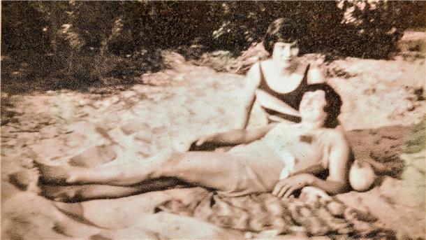 Grete Wolff und Martha Allmers am Weserstrand in Sandstedt um 1930. 