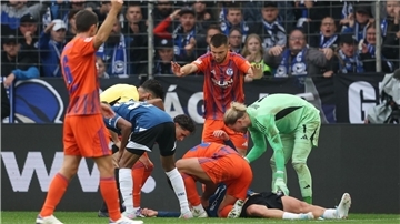 Schalker Abwehrchef hilft bewusstlosem Gegner Grodowski liegt auf dem Rasen.