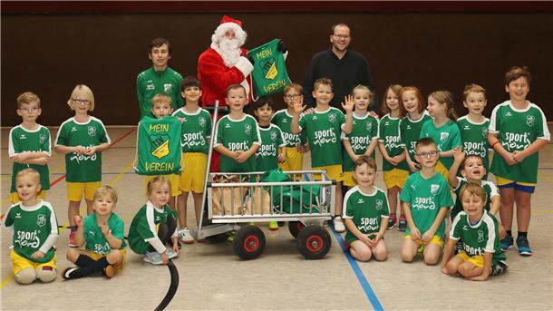 Junge Fußballer des TSV Abbehausen freuen sich über Besuch des Weihnachtsmanns TSV Abbehausen