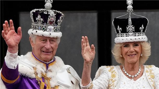 Großbritanniens König Charles III. und Königin Camilla nach der Krönungszeremonie.