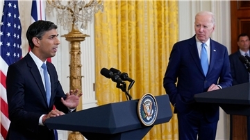 Großbritanniens Premierminister Rishi Sunak und US-Präsident Joe Biden geben eine Pressekonferenz im Weißen Haus.