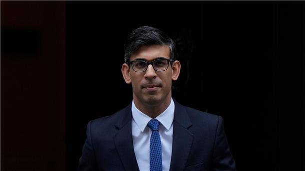 Sunak stimmt auf Einigung mit EU im Nordirland-Streit ein Großbritanniens Premierminister Rishi Sunak verlässt die 10 Downing Street. Die Spekulationen über eine baldige Einigung im Brexit-Streit um Nordirland nehmen immer mehr zu.