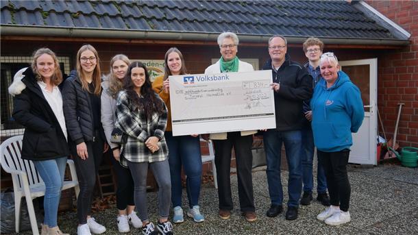 Spenden von Azubis ans Tierasyl Heimatlos Loxstedter Azubis spenden ans Tierasyl Heimatlos