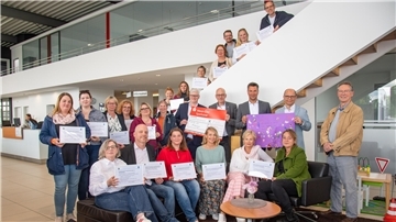 Große Freude: Der Lions Club Bremerhaven Carlsburg hat  die gesammelten Spenden aus der Adventskalender-Aktion 2022 an lokale Initiativen übergeben. Die Lions (rechts stehend) Dieter Fütterer, Matthias Schröter, Marco Glüsing, Stadtverordnetenvorsteher Torsten von Haaren, und Lion Oliver Jelsch übergaben symbolische Schecks.