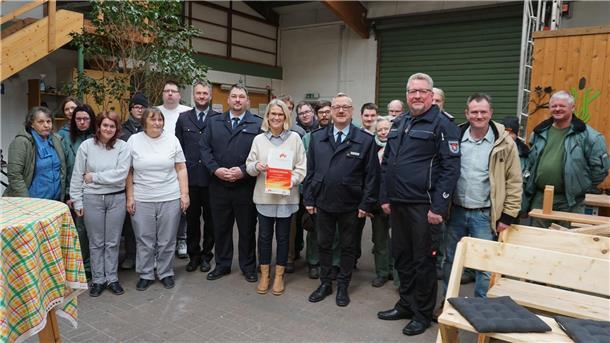 Landesfeuerwehrverband zeichnet LEB-Werkhof für Brandschutzerziehung aus Feierliche Auszeichnung im LEB-Werkhof