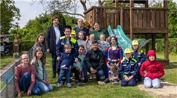 Große Freude in Blexen: Der neue Spielplatz auf dem Kleingartengelände Achtern Diek bietet Kindern Bewegungsmöglichkeiten. Davon überzeugte sich auch Bürgermeister Nils Siemen (hinten links).