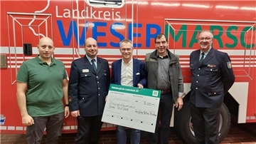 Große Freude über die Spende (von links): Frederik Scholz, Thorben Schöne, Olaf Mohrschladt, Gotfried van Eijden, Heinz Bielefeld.
