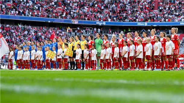 „Neuer Meilenstein“: FC Bayern siegt vor Rekordkulisse Große Kulisse: Mehr Fans hatte noch kein Vereinsspiel zweier Frauen-Teams in Deutschland.