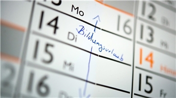 Große Unternehmen investieren pro Mitarbeiter weniger in die Weiterbildung als kleine Unternehmen, dabei können Großunternehmen eher von Kostenvorteilen profitieren.