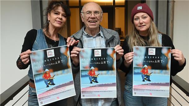 „KleinFormART“ - Arbeiten von 29 Künstlerinnen und Künstler in Mühle Malstedt  Große Vorfreude auf Kleinformatiges: Tina Abich (von links), Siegfried Krön und Elli Brockmann vom MMK-Team freuen sich auf die große November-Ausstellung in der Mühle Malstedt Kunstwerkstatt.