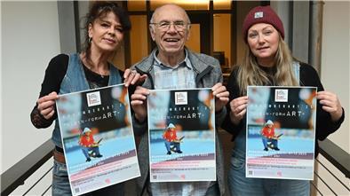 „KleinFormART“ - Arbeiten von 29 Künstlerinnen und Künstler in Mühle Malstedt  Große Vorfreude auf Kleinformatiges: Tina Abich (von links), Siegfried Krön und Elli Brockmann vom MMK-Team freuen sich auf die große November-Ausstellung in der Mühle Malstedt Kunstwerkstatt.