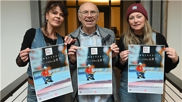 Große Vorfreude auf Kleinformatiges: Tina Abich (von links), Siegfried Krön und Elli Brockmann vom MMK-Team freuen sich auf die große November-Ausstellung in der Mühle Malstedt Kunstwerkstatt.