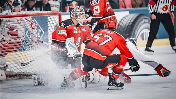 Eis spritzt auf, ein Eishockeyspieler versucht, vor dem Tor stehend, ein Tor zu schießen. Die Fischtown Pinguins aus Bremerhaven freuen sich auf den DEL-Saisonstart.