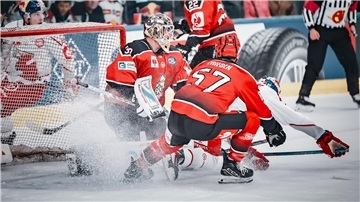 Eis spritzt auf, ein Eishockeyspieler versucht, vor dem Tor stehend, ein Tor zu schießen. Die Fischtown Pinguins aus Bremerhaven freuen sich auf den DEL-Saisonstart.