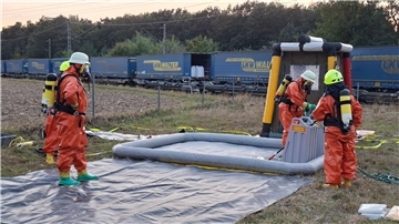 Großeinsatz für die Feuerwehr an einer Bahnstrecke.