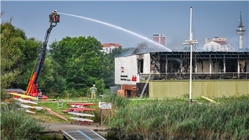 Großeinsatz für Feuerwehr und Ruderer: Im oberen Stockwerk des Bremerhavener Rudervereins ist ein Feuer ausgebrochen. Mit vereinten Kräften wurde ein Schaden an den Booten verhindert.