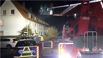 Großeinsatz in Brake am 10. Dezember 2021: In einem Mehrfamilienhaus fand die Polizei die Leiche einer jungen Frau. Eine weitere Frau wurde durch Messerstiche schwer verletzt. Der Täter wurde am Donnerstag wegen Mordes verurteilt.