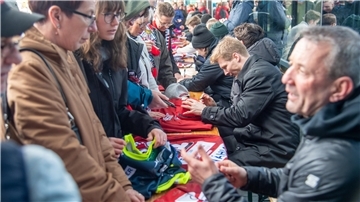 Großer Andrang an den Autogrammtischen: Phillip Bruggisser (Mitte) und Thomas Popiesch mit ihren Fans im Schaufenster Fischereihafen.