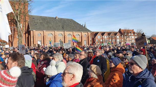 Großer Andrang bei der Demo in Cuxhaven. Nach offiziellen Angaben sollen hier am Samstag rund 4.000 Menschen gegen Rechtsextremismus demonstriert haben.