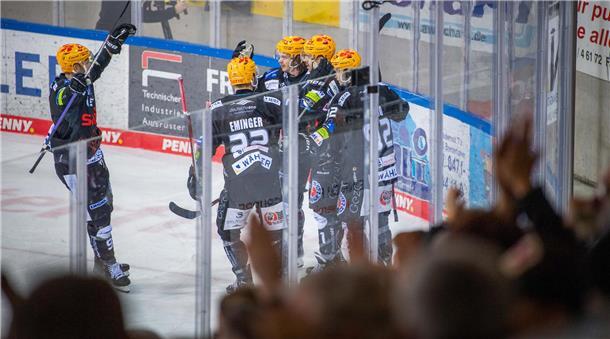 Pinguins sichern sich drei Matchpucks für den Einzug ins Playoff-Halbfinale Großer Jubel bei den Fischtown Pinguins: Erneut setzen sie sich in der Verlängerung gegen Ingolstadt durch und führen in der Viertelfinalserie jetzt mit 3:0.