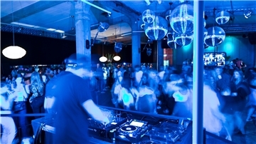 Großveranstaltungen wie Discos soll es bei höherer Inzidenz in Niedersachsen nicht geben.