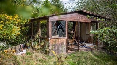Wie eine Software Bremerhavens Demokratie beflügeln könnte Blick auf verfallene Gartenhütte.