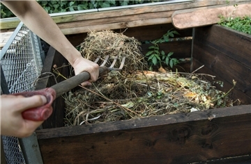 Grün- und Küchenabfälle werden auf einem Komposthaufen zu wertvollem Dünger. Auf das verbreitete Kompostieren im eigenen Garten setzt die Kreisverwaltung. Der Einführung einer brauen Tonne bedarf es ihrer Ansicht nach nicht.