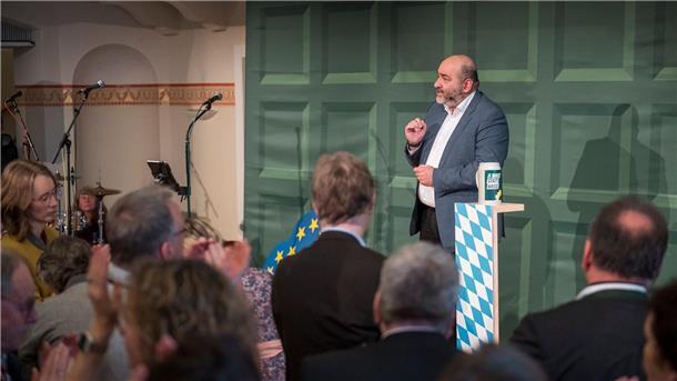 Söders „freie Fahrt“ - und eine Absage, die Sorgen macht Grünen-Chef Omid Nouripour in Landshut.