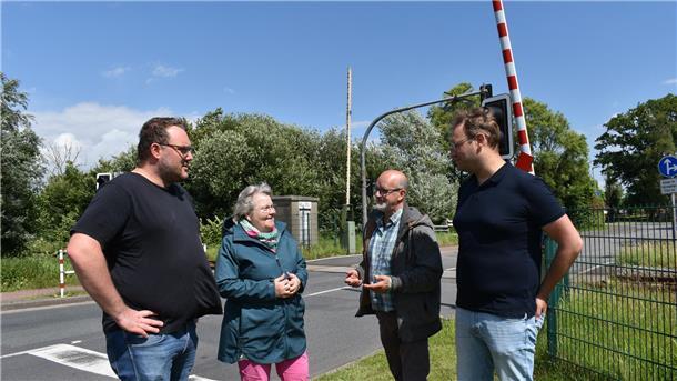 Bahnhaltepunkt in Sicht? Spieka hofft und wartet seit Jahren Grünen-Treffen mit Jan-Hendrik Sibberns (von links), Eva Viehoff, Ralf Faber und Stephan Christ an der Bahnstrecke in Spieka. Viele im Ort wünschen sich, dass der Bahnhaltepunkt reaktiviert wird.
