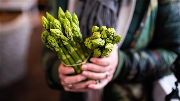 12 Dinge, die man über Spargel wissen sollte Grüner Spargel liegt im Trend: Er ist sehr aromatisch und kann sogar zum Grillen oder in Salaten verwendet werden.